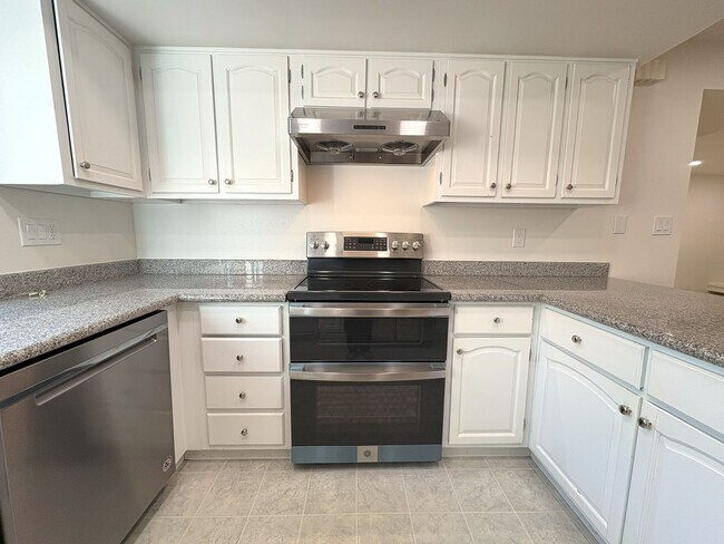 Building Photo - Beautifully Updated 3-Bedroom Townhome in ...