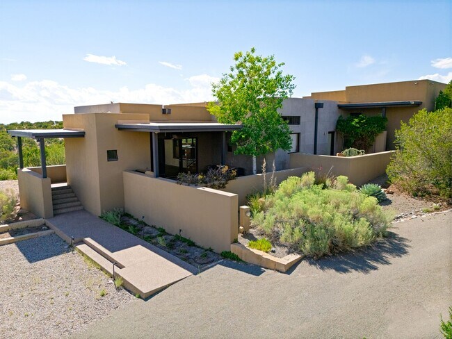 Building Photo - 875 Camino Francisca