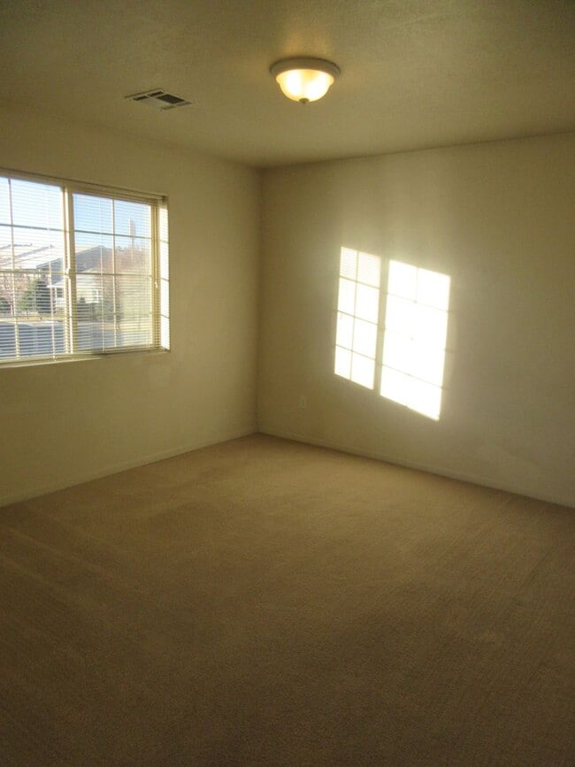 Building Photo - 2 bedroom, 2 bathroom apartment