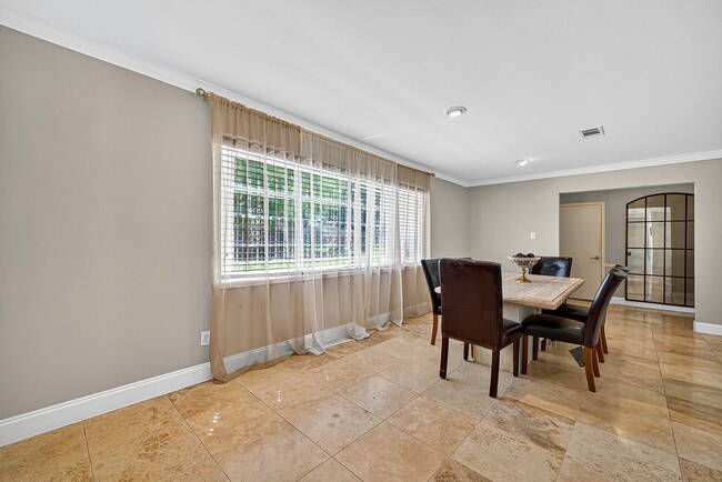 Building Photo - 9402 Meadowcroft Dr