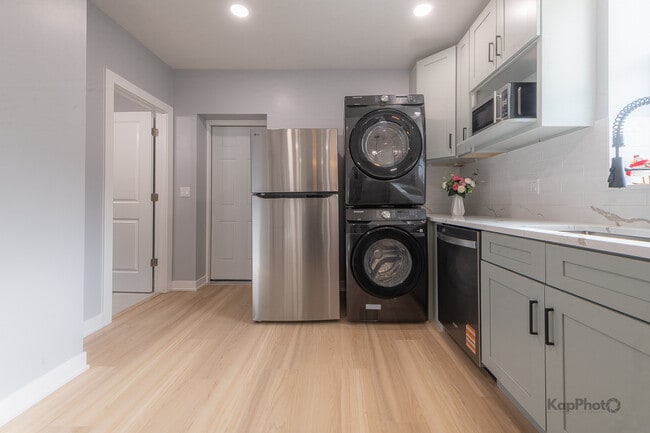 Building Photo - 2821 S Emerald Ave