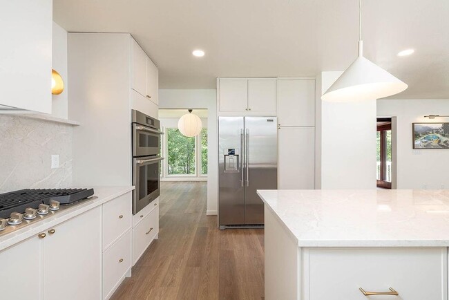 Building Photo - 884 Shrewsbury Ln