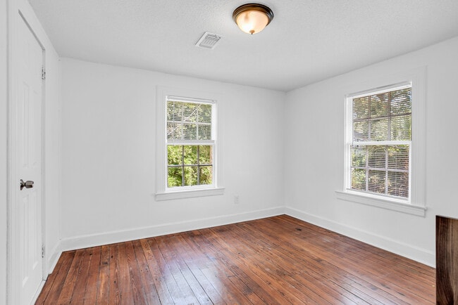 Building Photo - 906 E 39th St