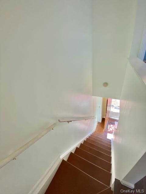 Building Photo - 10 Greenhouse Ln