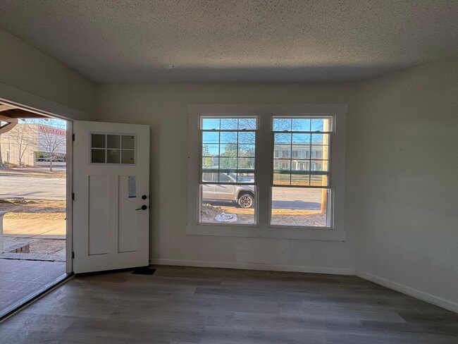 3 Bedroom. Fully remodeled, Close to I-77... - 3 Bedroom. Fully remodeled,  Close to I-77...