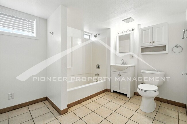 Building Photo - Charming Duplex with Washer/Dryer and Fenc...