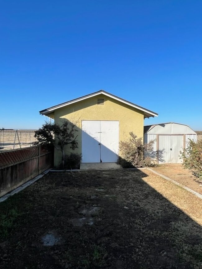 Building Photo - Farm House Living MOVE IN SPECIAL