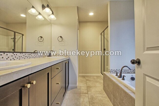 Building Photo - 3 Bed, 2.5 Bath Luxury Home in Ridgefield