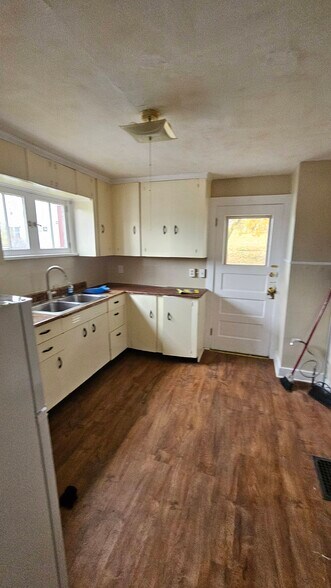 Building Photo - 401 1st Ave