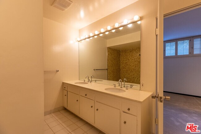 Building Photo - 833 Moraga Dr