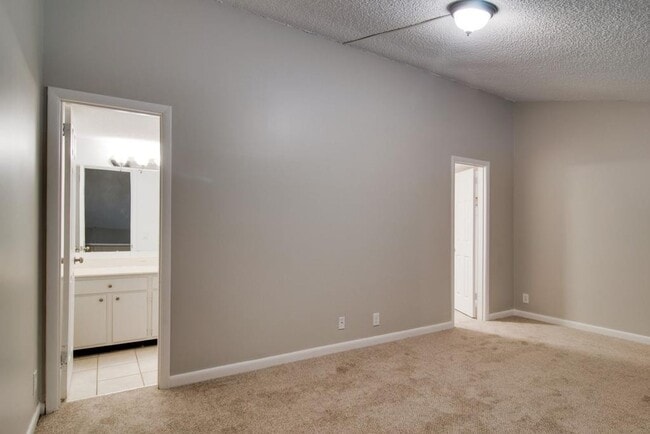 Building Photo - Awesome 1.5-bath condo in Bellevue featuring a private patio overlooking expansive green space.