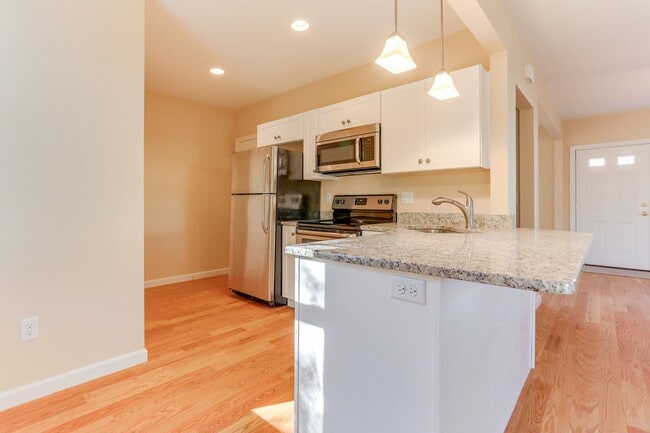 Building Photo - 51 Warner St