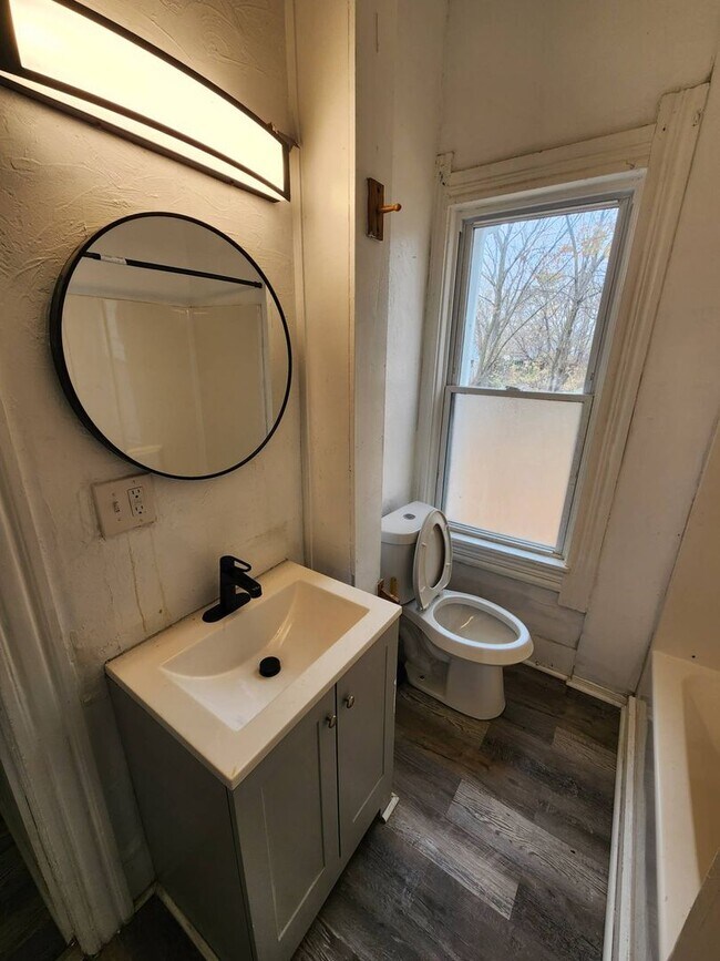 Building Photo - Charming 4-Bedroom Property in Prime Location (SECTION 8 VOUCHERS ACCEPTED)