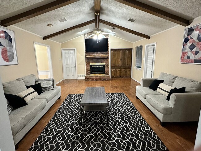 Building Photo - 4821 S Country Club Rd