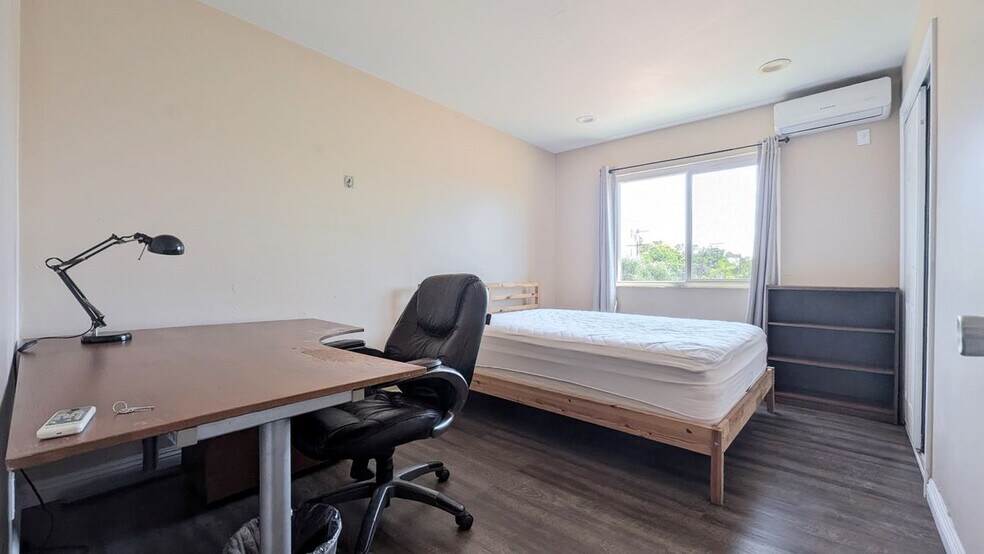 Building Photo - 1299 W 37th Dr
