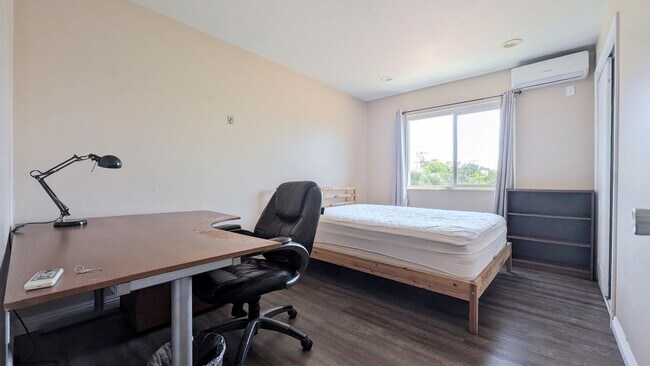 Building Photo - 1299 W 37th Dr