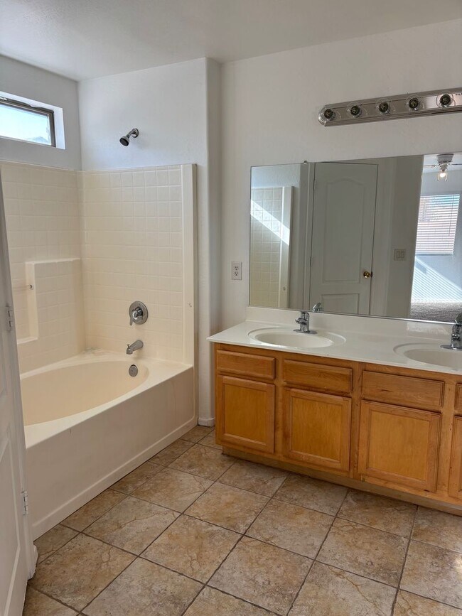 Building Photo - 3 BED HOME IN TORTOSA IN MARICOPA!!