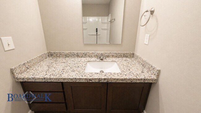 Building Photo - Large Herriman 3 Bed 2 Bath Town Home!