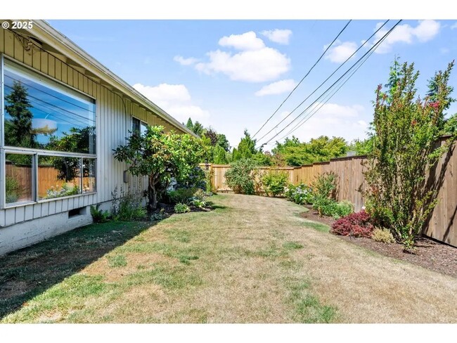 Building Photo - Charming 4-Bed Ranch Home with In-Ground P...
