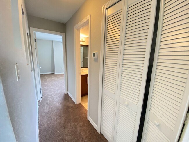 Building Photo - Beautiful 2/1.5 Condo in Orlando! New Carpet!