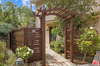 Building Photo - 907 Las Pulgas Rd