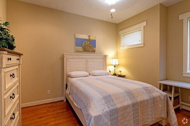 Building Photo - 3 bed/3 bath luxury townhouse walking distance to FSU campus. Available Fall 2026! FULLY FURNISHED!