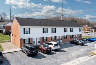 Building Photo - Townhouse