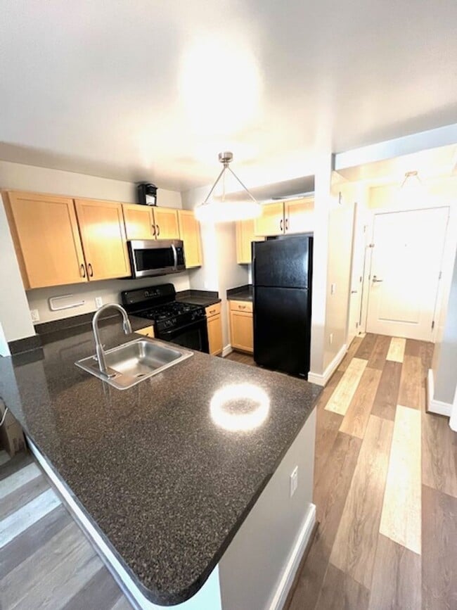 Building Photo - Updated 1+ 1 condo w/ Parking in SW DC -