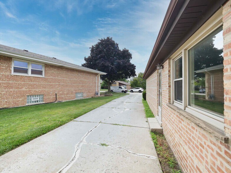 Building Photo - 10107 Lawrence Ct
