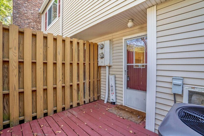 Building Photo - AVAILABLE NOW!! 2 Bedroom 2.5 Bathroom Townhome - Furnished!