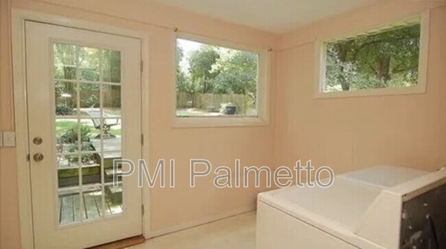 Building Photo - 1005 Wando St