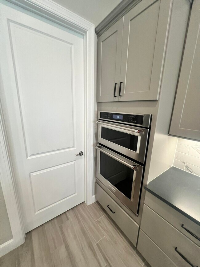Building Photo - 655 S E Boboli Way