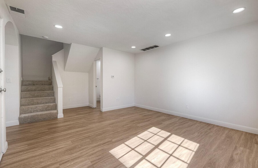 Building Photo - La Roca Plaza 1 Month Free