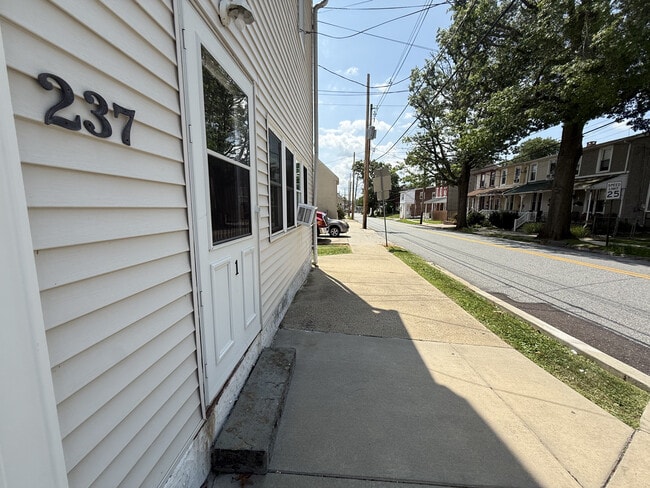 Building Photo - 237 Franklin Ave