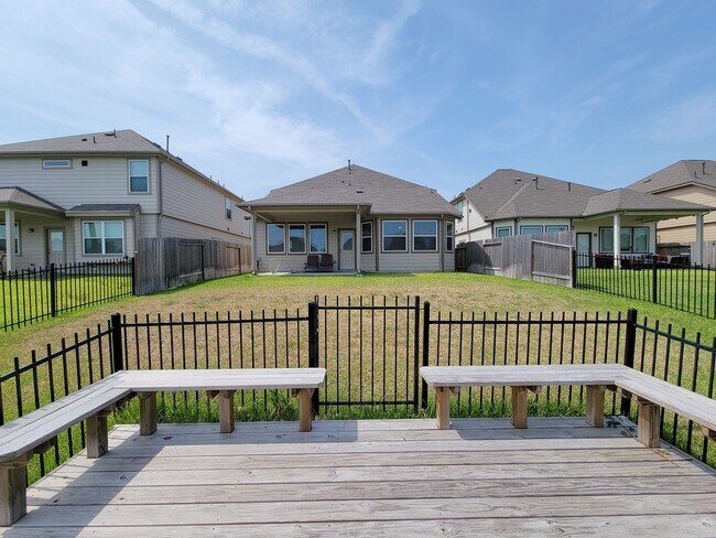 Building Photo - THIS THREE BED, FOUR BATH, CANAL FRONT HOM...