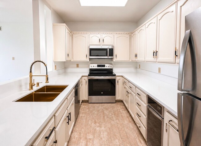 Building Photo - 2 Bedroom 2 Bath Bay Park Condo with Stunning Mission Bay Views!!