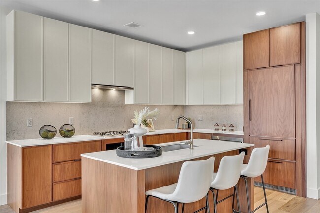 Building Photo - 566 Columbus Ave