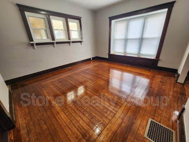 Building Photo - 731 Walnut St