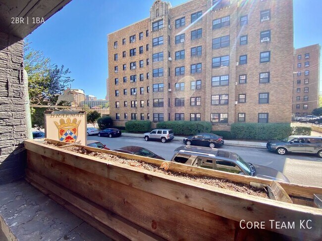 Building Photo - 710 W 48th St