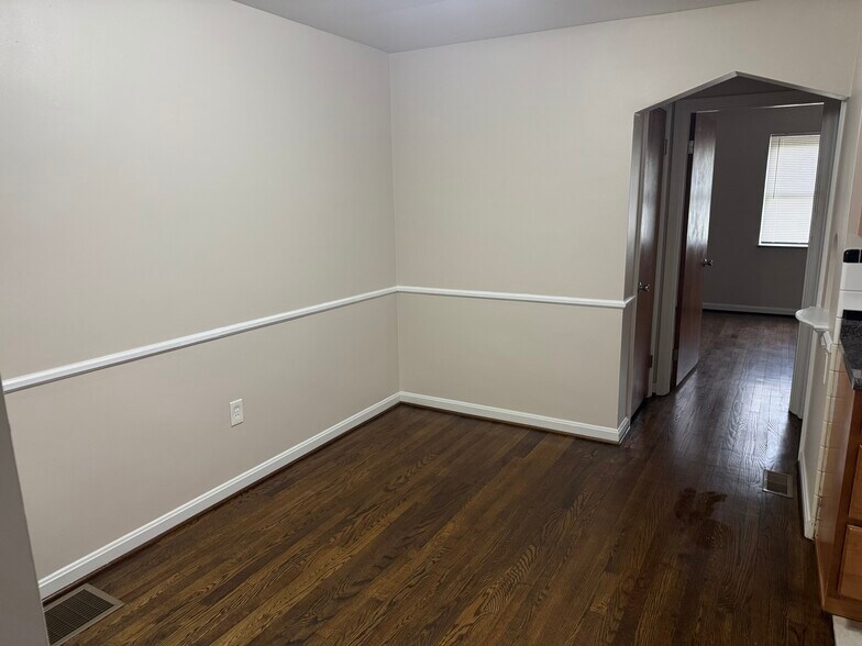 Building Photo - 3065 Glenmore Ave