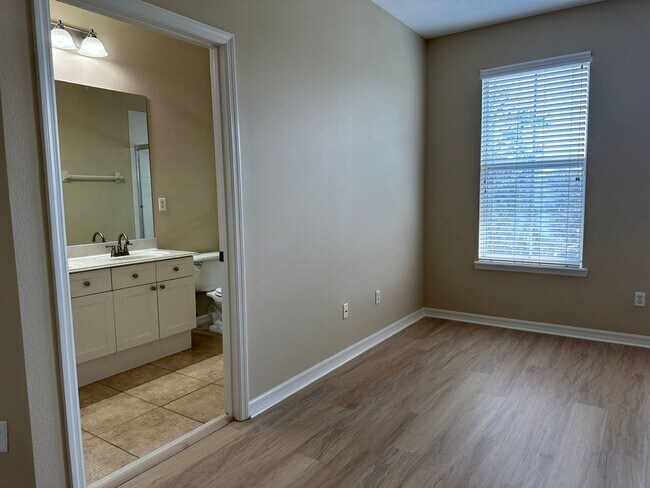 Building Photo - Lakeside at Lakes of Windermere, 3rd Floor...