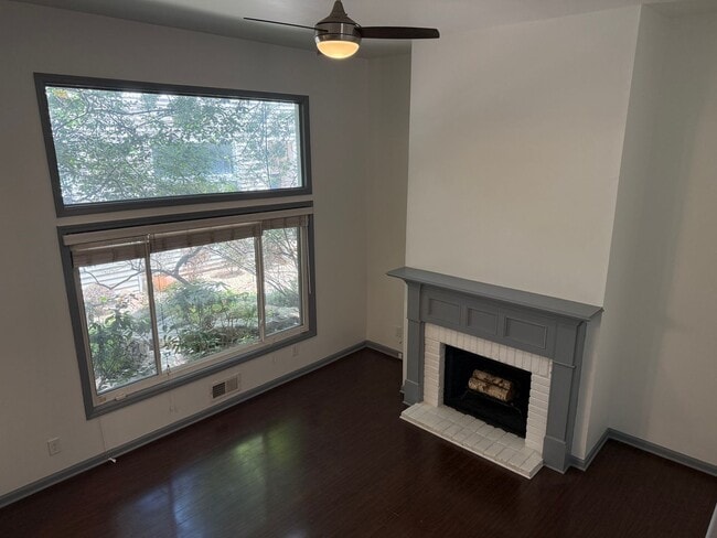 Building Photo - Centrally Located 2 BED/1.5 BATH TOWNHOME ...