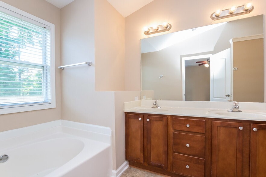 Building Photo - 2087 Peach Shoals Cir