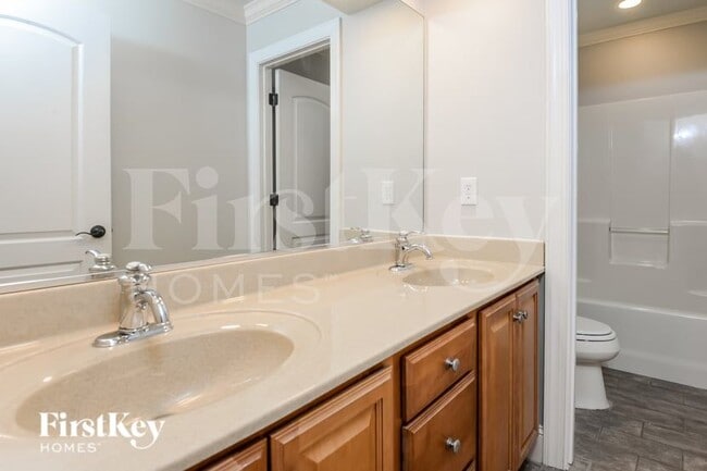 Building Photo - 7131 Greystone Village Ct