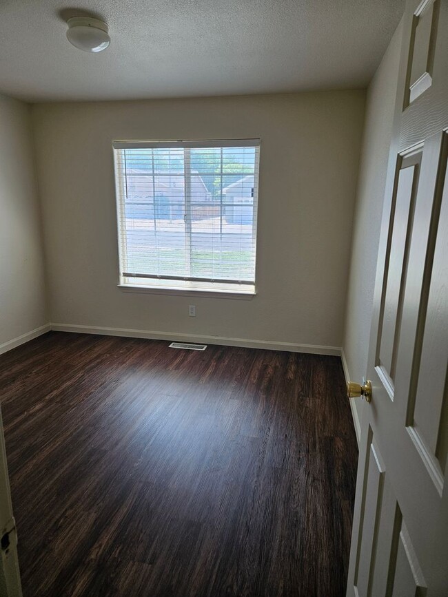 Building Photo - 3 Bedroom, 2 Bathroom Home in Fernley