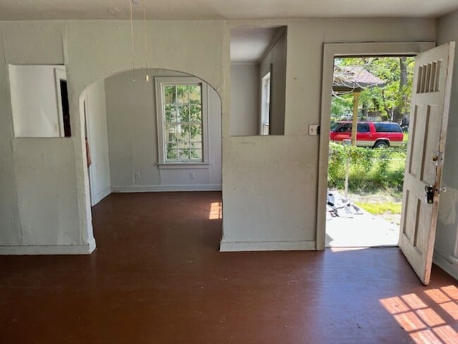 Building Photo - Classic 2 Bedroom Home - Central HVAC!