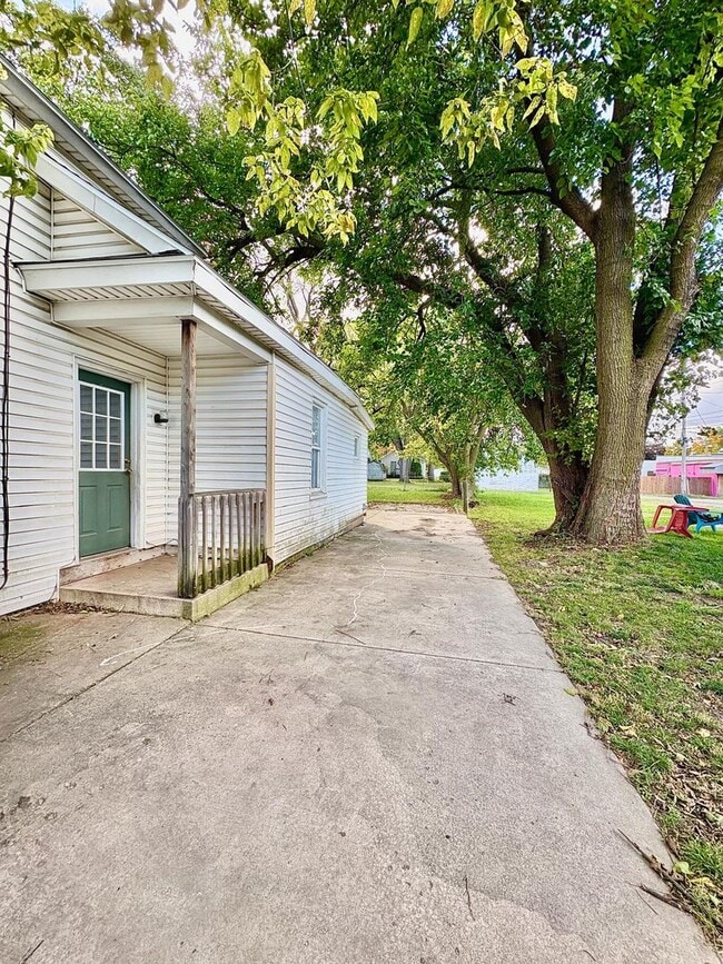 Building Photo - 919 S Logan St