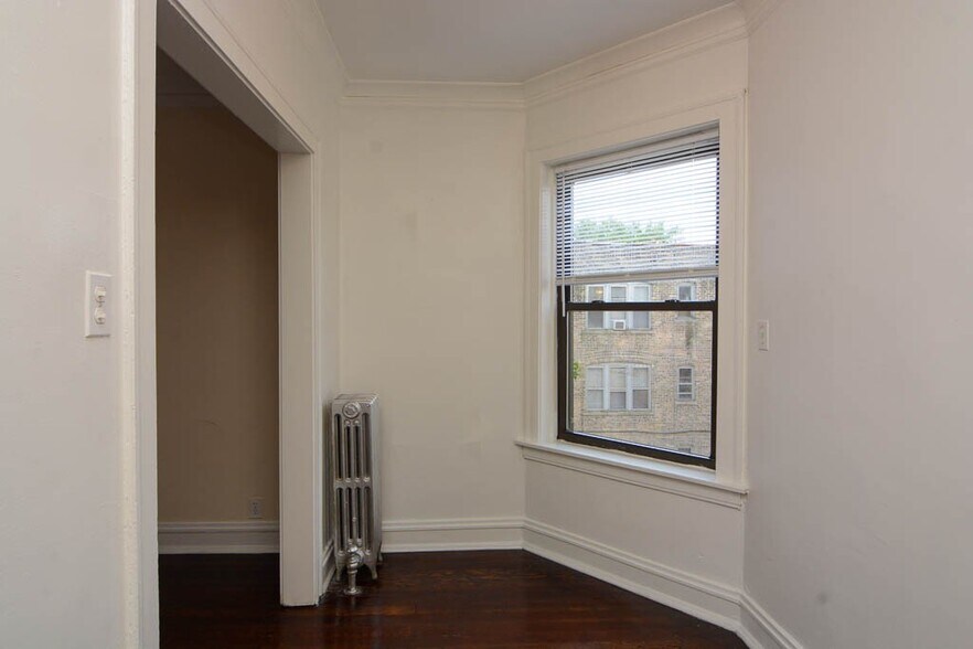 Building Photo - 4752 N Paulina St