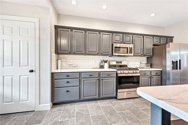 Building Photo - 701 SW Maidstone Ave