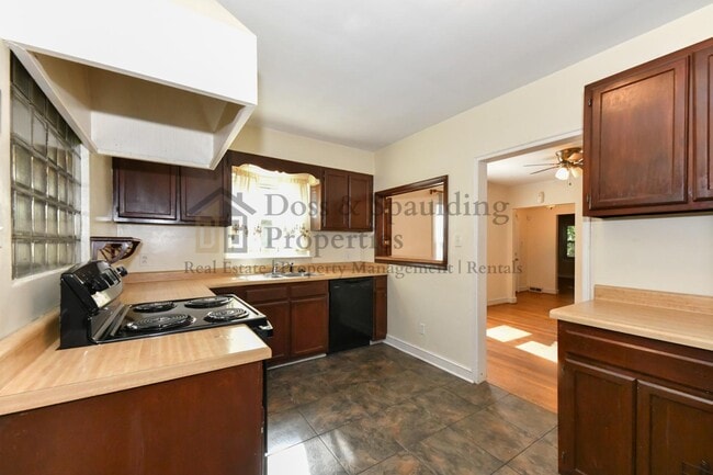 Building Photo - 1802 W Friendly Ave